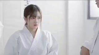 颜值小姐姐，私底下也是很放荡不羁